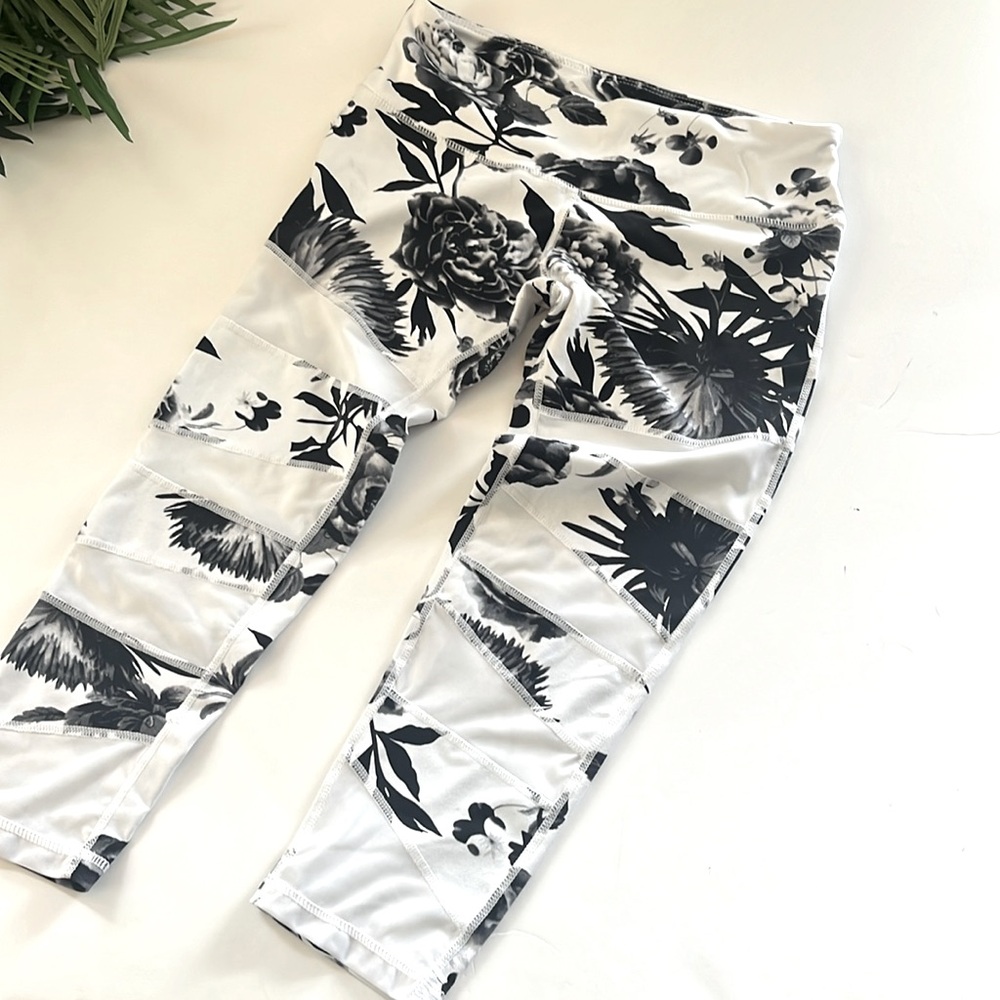 Lululemon women’s black and white floral cropped mesh yoga pants size 6